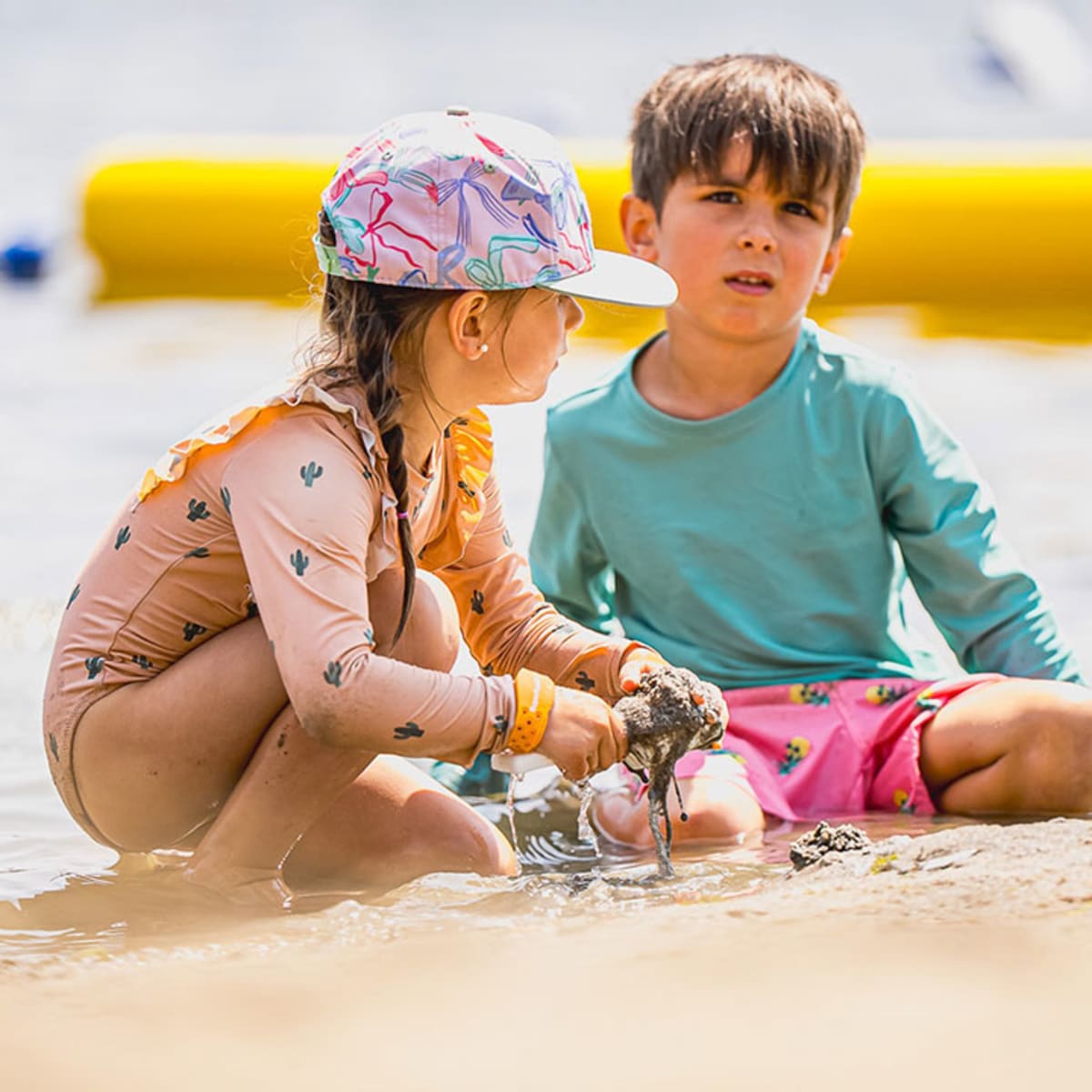 Deux jeunes enfants qui jouent dans le sable