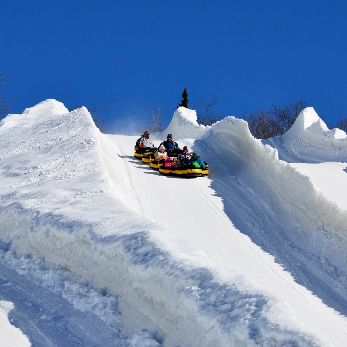 Des personnes glissent au Super Glissades Matha.