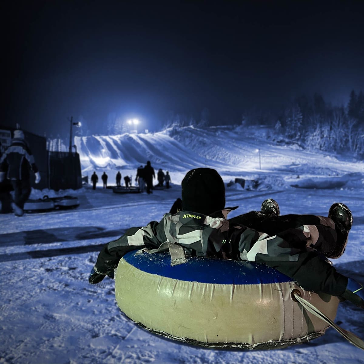 Un enfant au Super Glissades Matha en soirée.