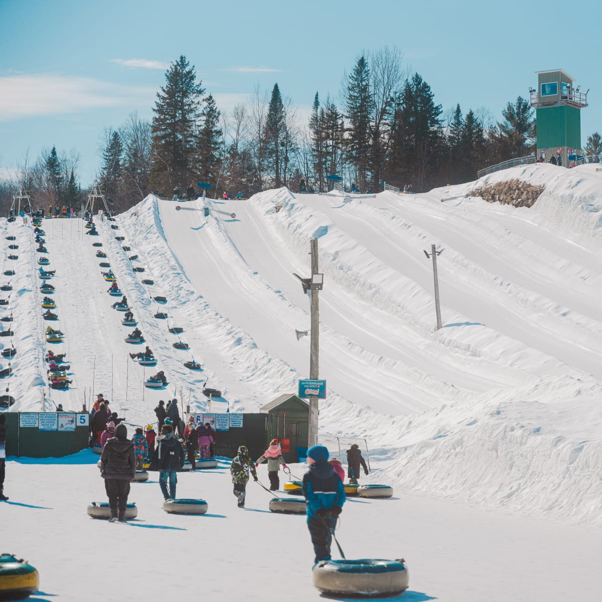 Glissade sur tubes au Super Glissades Matha.