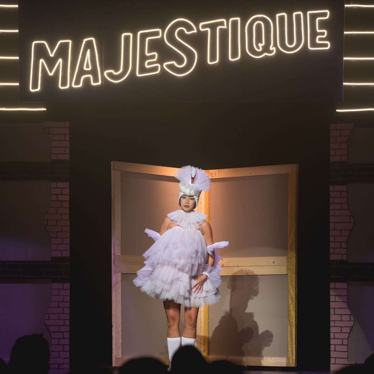Théâtre Place Majestique une artiste est déguisée en signe sur scène