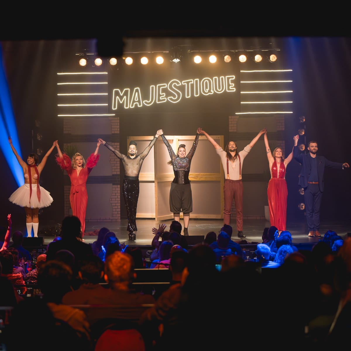 Théâtre Place Majestique les artistes font le salut après le spectacle
