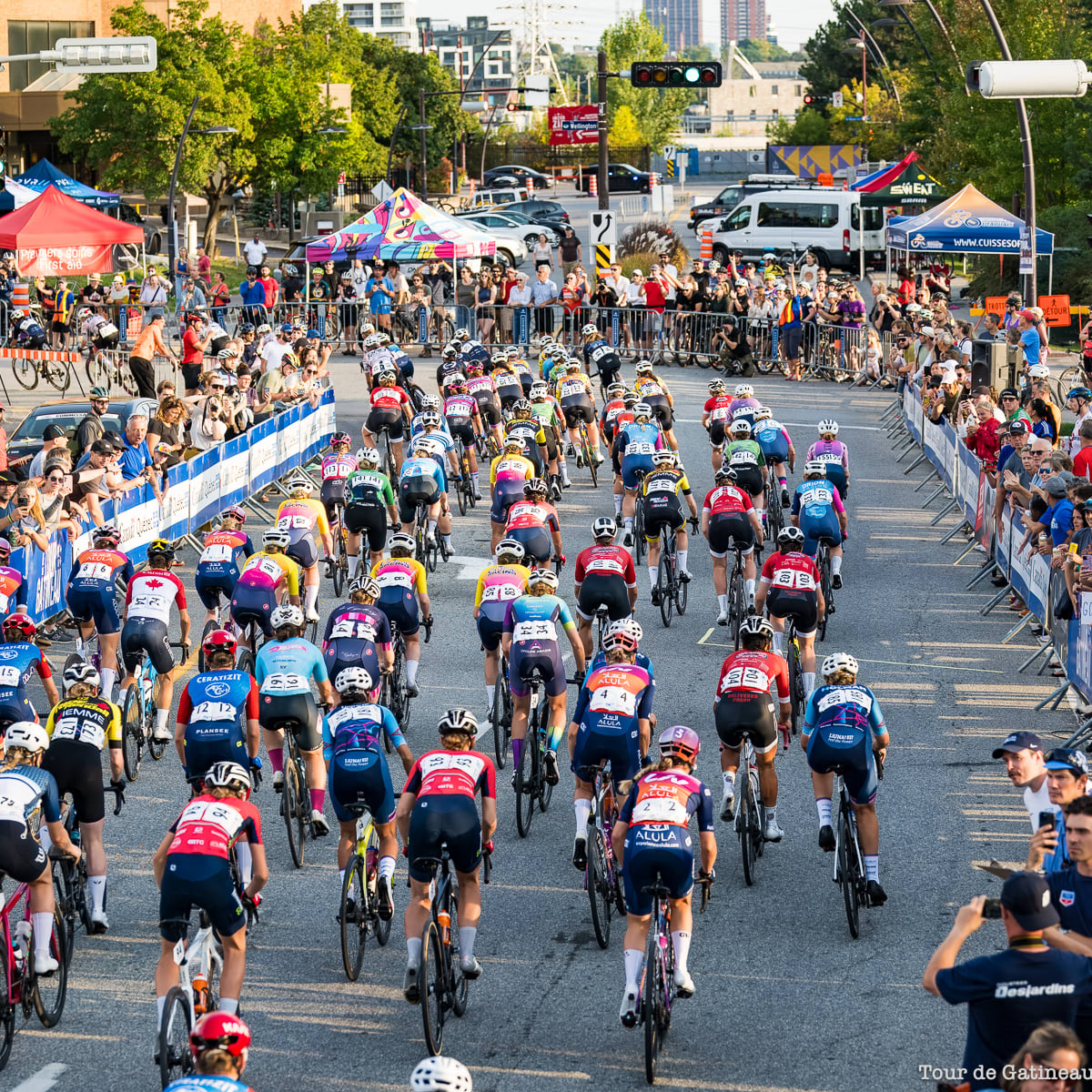 Tour de Gatineau - Cyclistes avec spectateurs