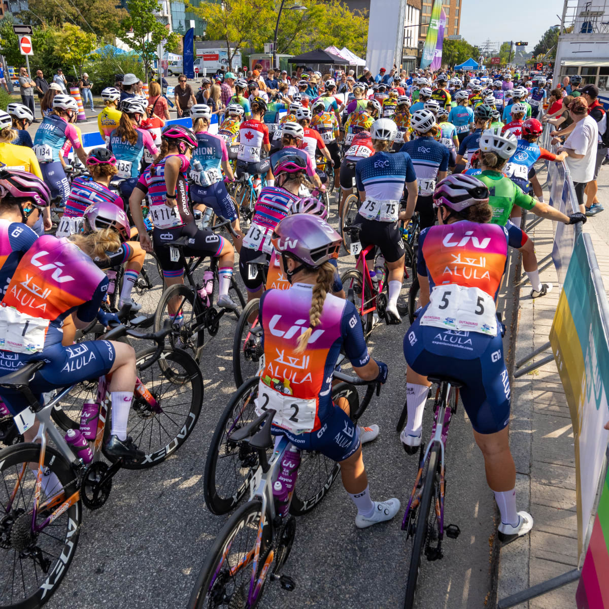Tour de Gatineau - Cyclistes qui attendent le départ