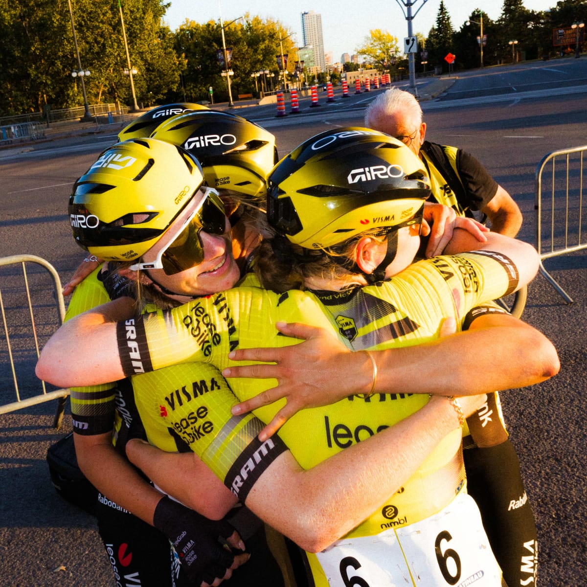 Cyclistes se donnent un calin au Tour de Gatineau.