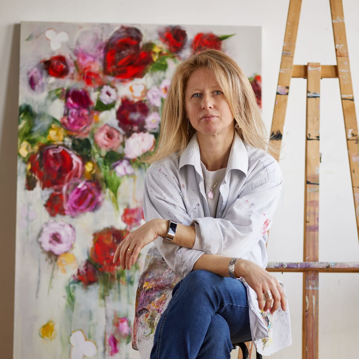 Artiste assise devant une peinture - Tour des Arts.
