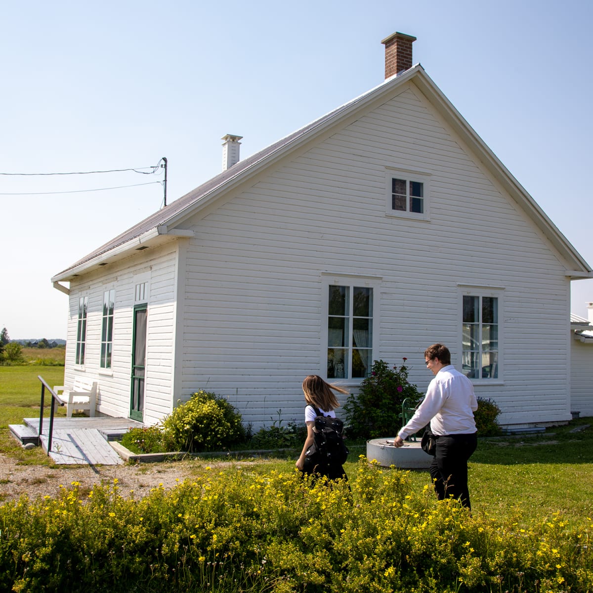 Extérieur du Musée École du Rang II d’Authier, une petite maison blanche.