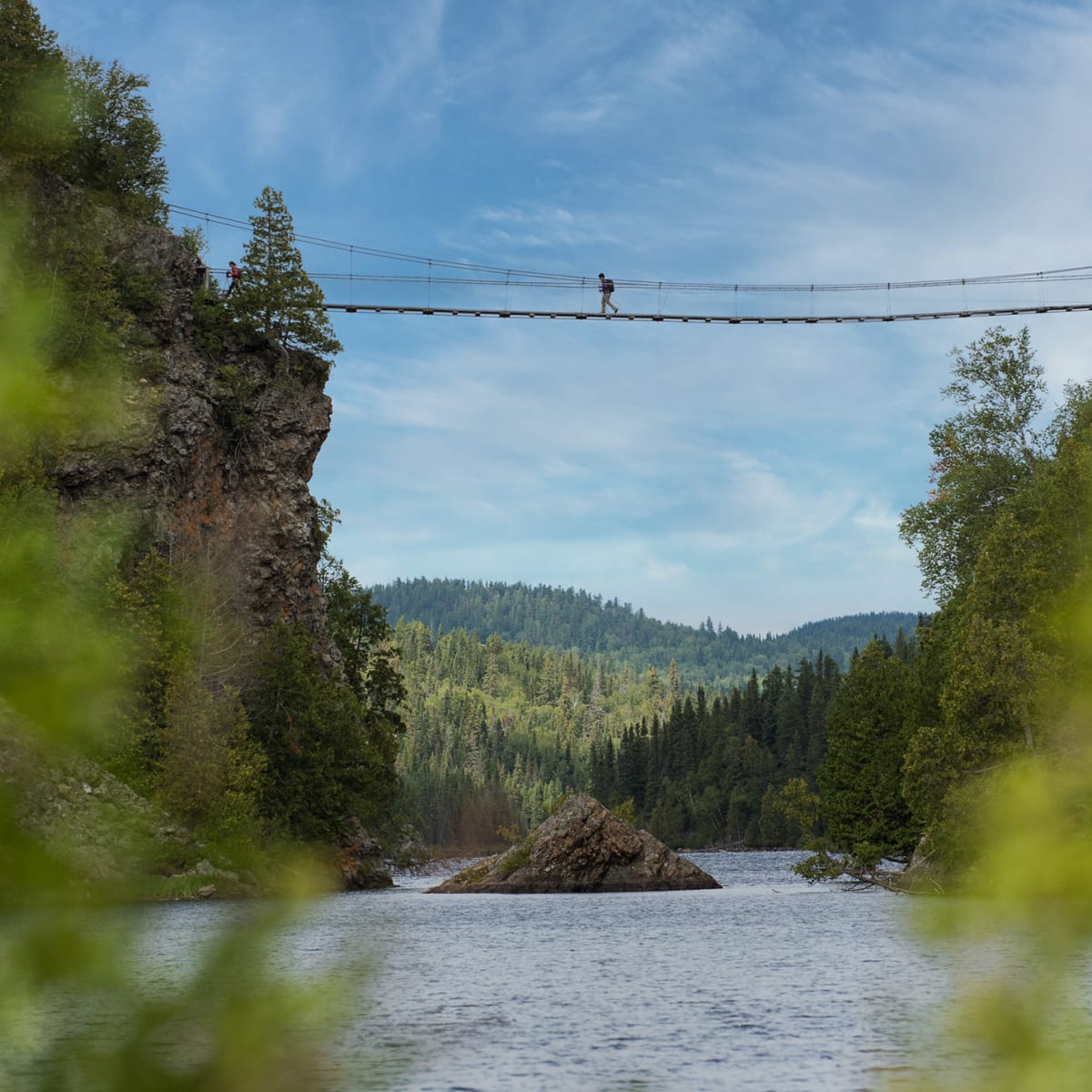 Pont suspendu dans un parc naturel d'Abitibi-Témiscamingue.