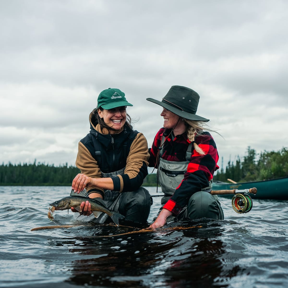 Deux femmes pêchant à la Réserve faunique La Vérendrye.