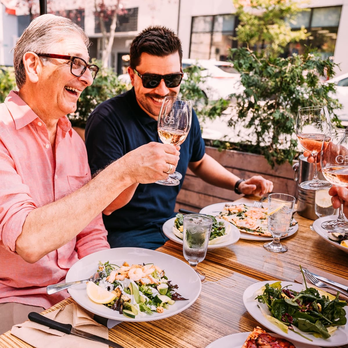 Deux hommes portant un toast, Pizzé - Manger Boire.