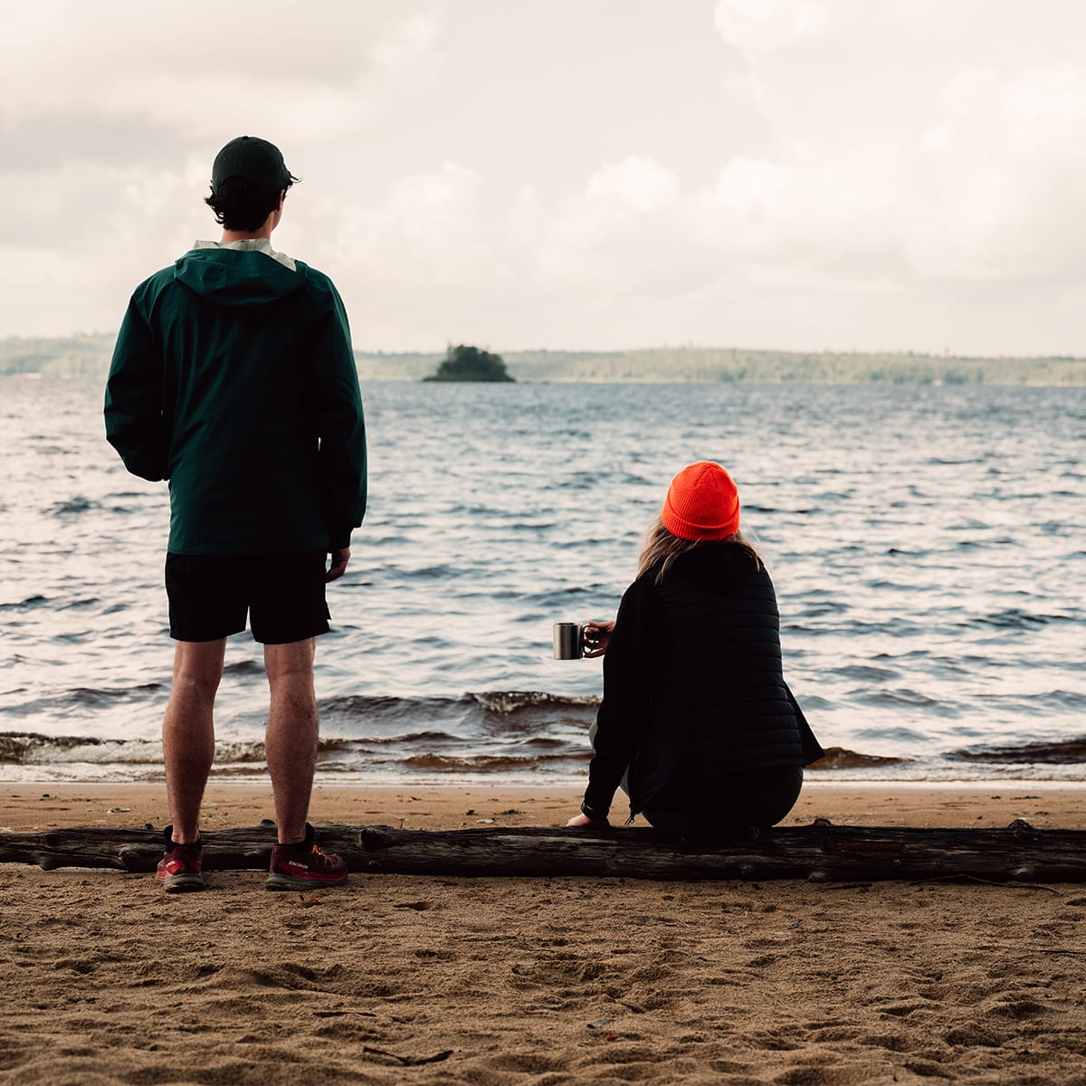 Couple au bord de l'eau.