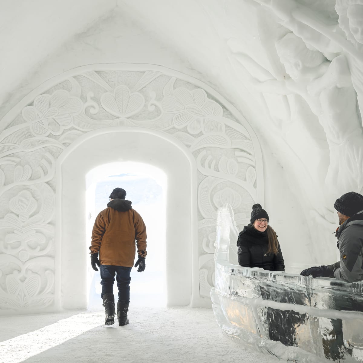 Hôtel de glace - Art sculpté dans la neige autour d'une porte