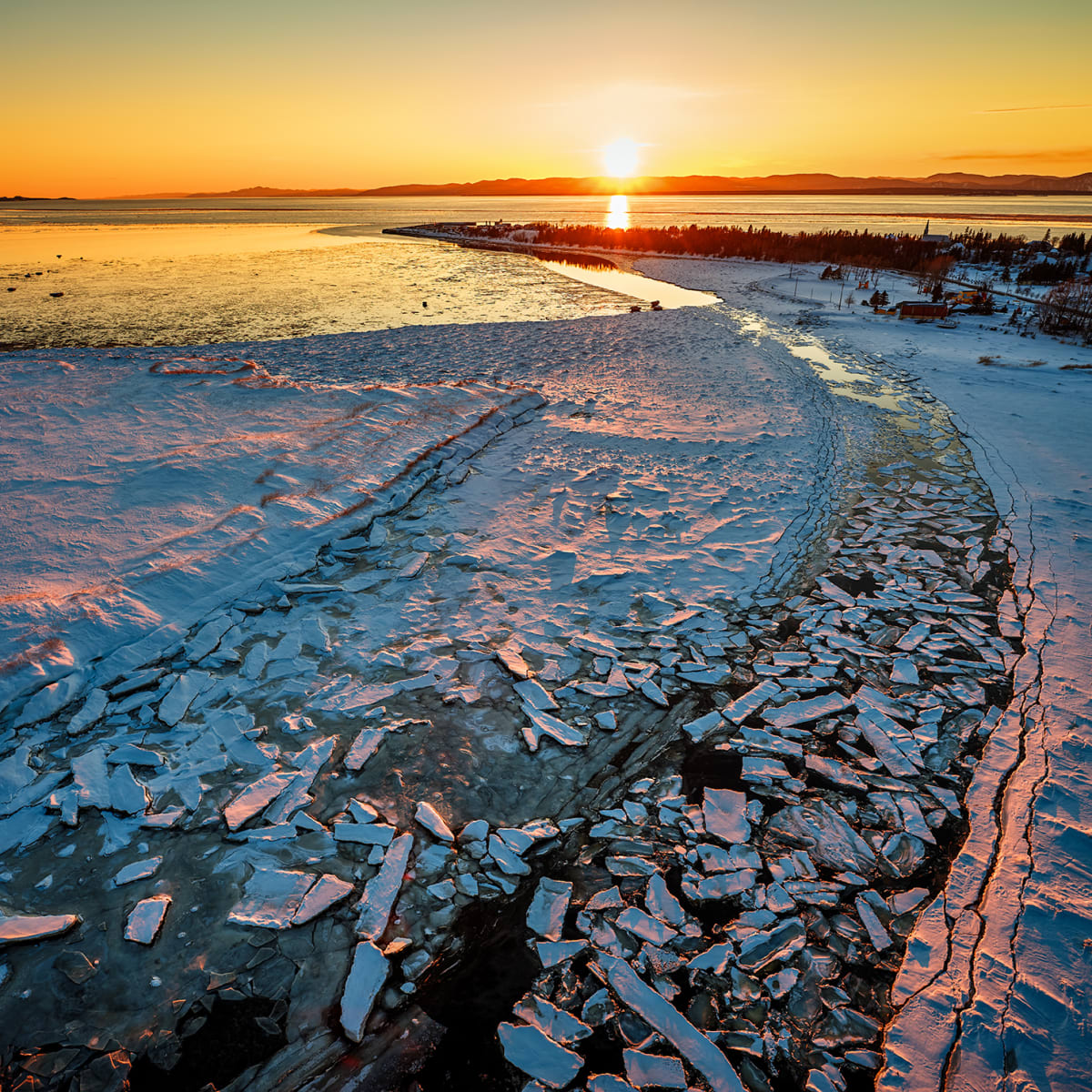 Coucher de soleil en hiver au bord de mer dans le Bas-Saint-Laurent.