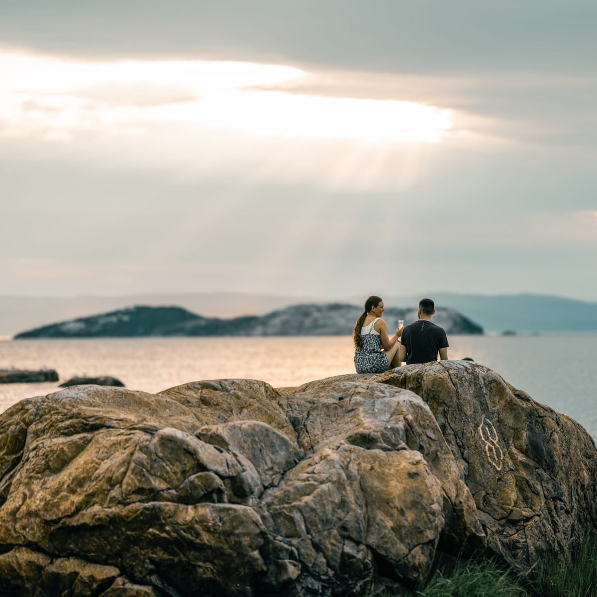 Couple au bord du fleuve. 