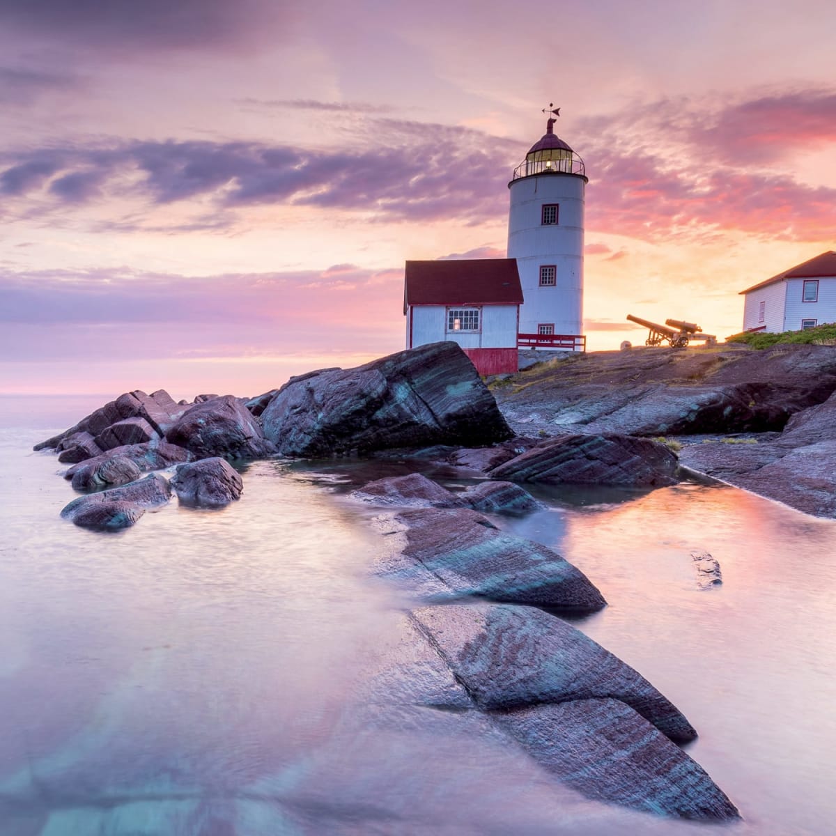 Phare à l'Isle-Verte en soirée.