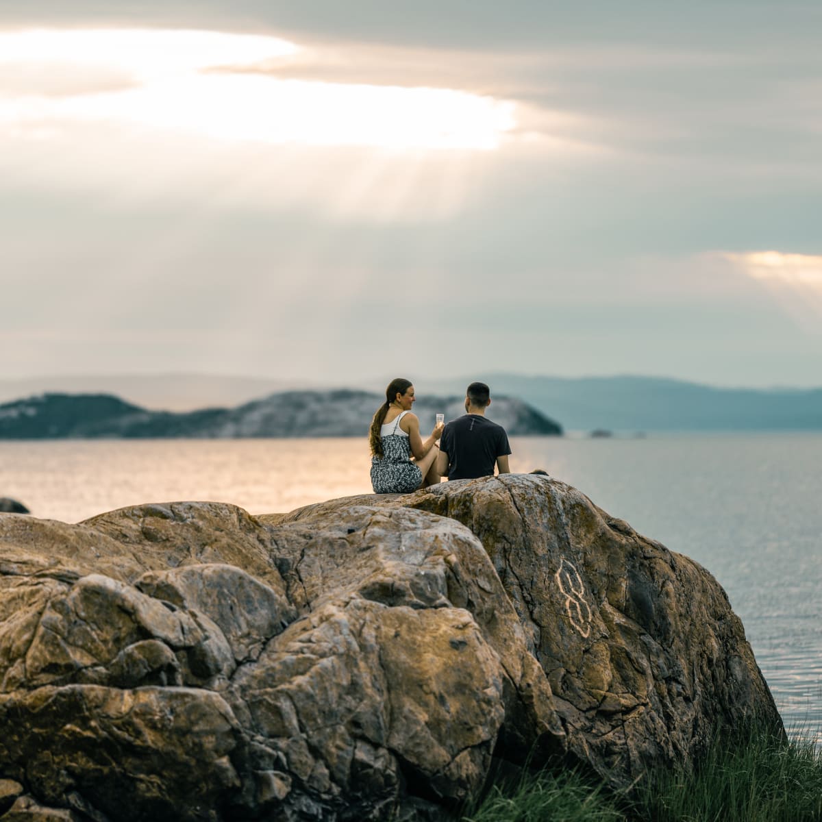 Couple devant la mer