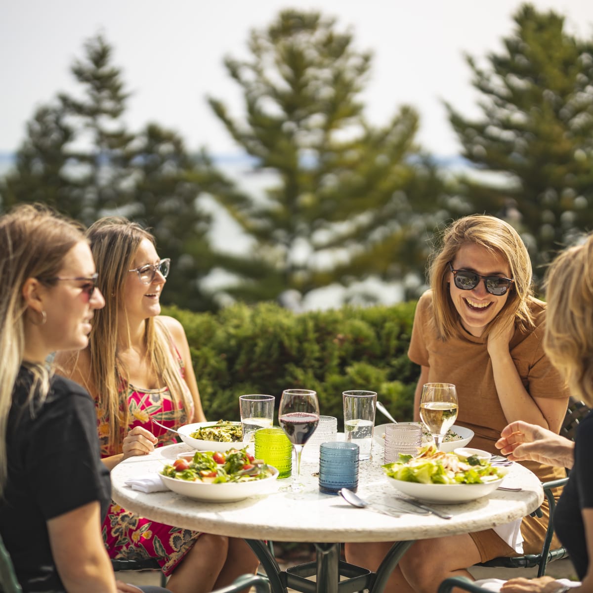 Un moment gourmand dans Charlevoix : 4 femmes déjeunant à table à l'extérieur