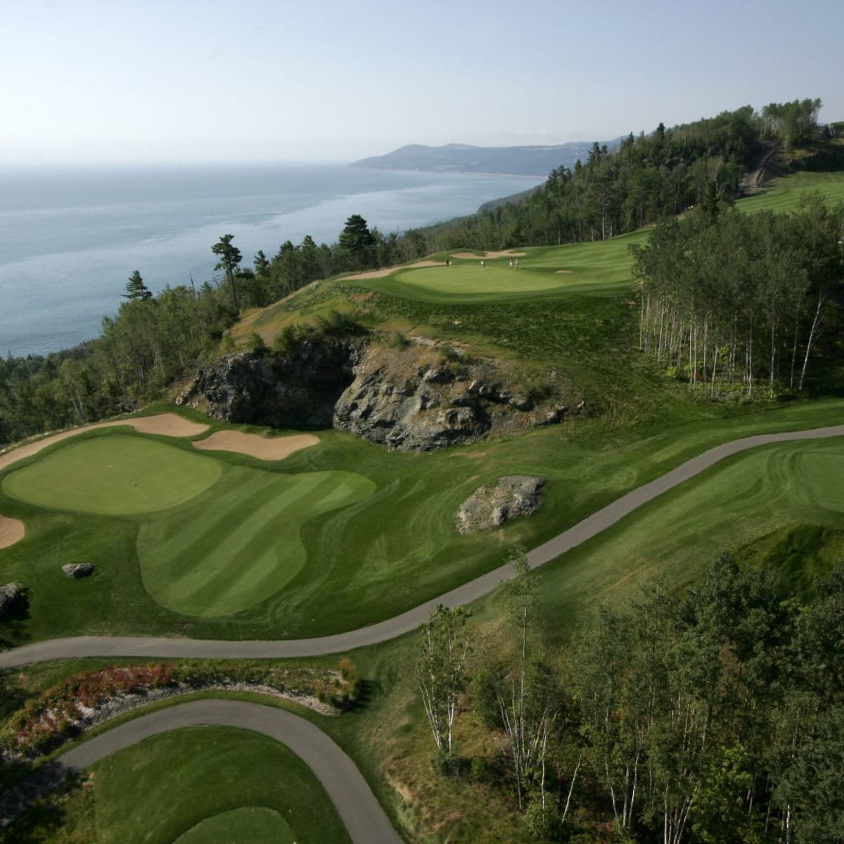 Vue aérienne sur le parcours le Club de golf Fairmont Le Manoir Richelieu au bord du fleuve.