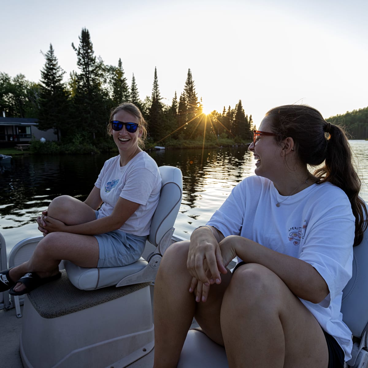 Two women in a pontoon in an outfitter in Côte-Nord.