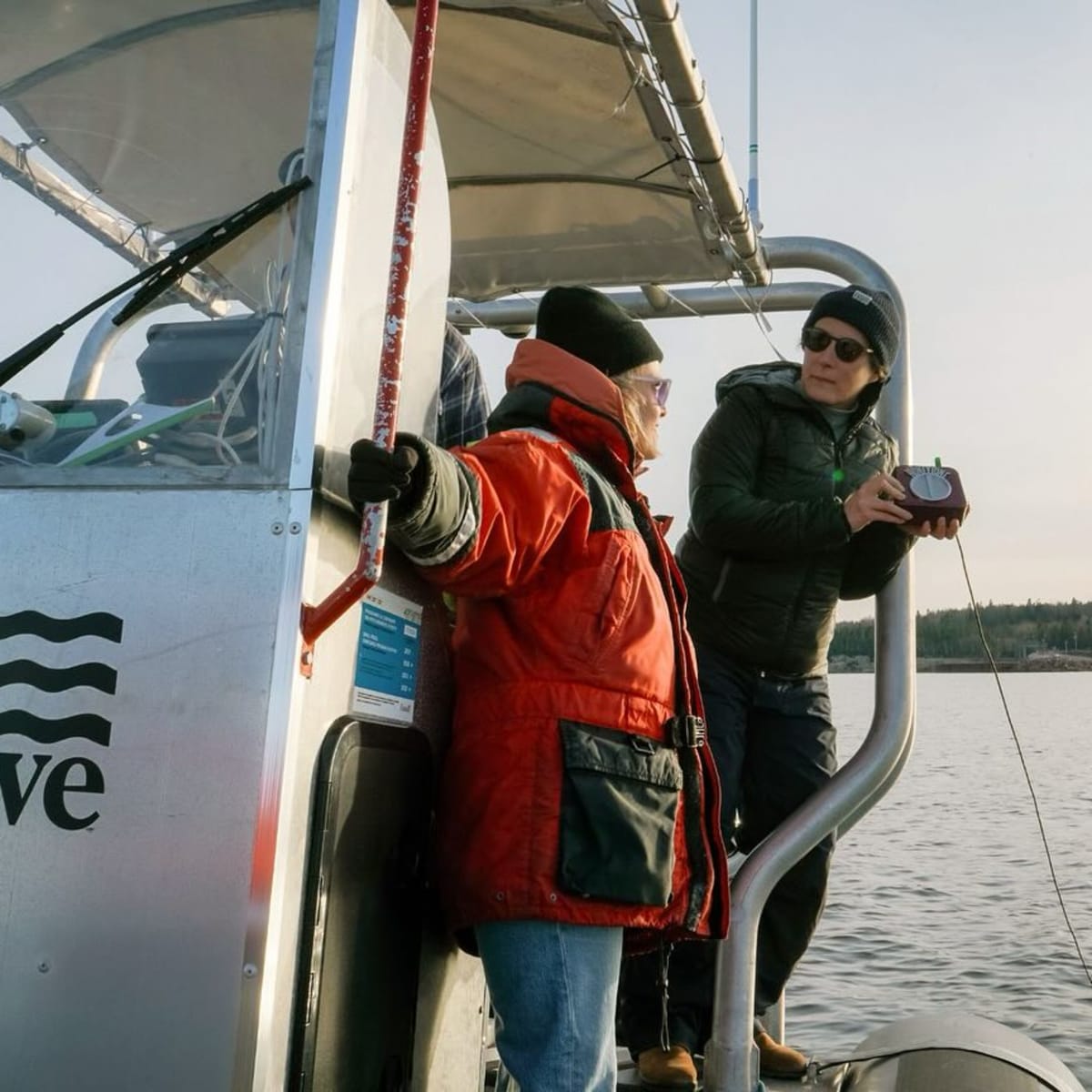 Deux personnes sur un bateau en mer.
