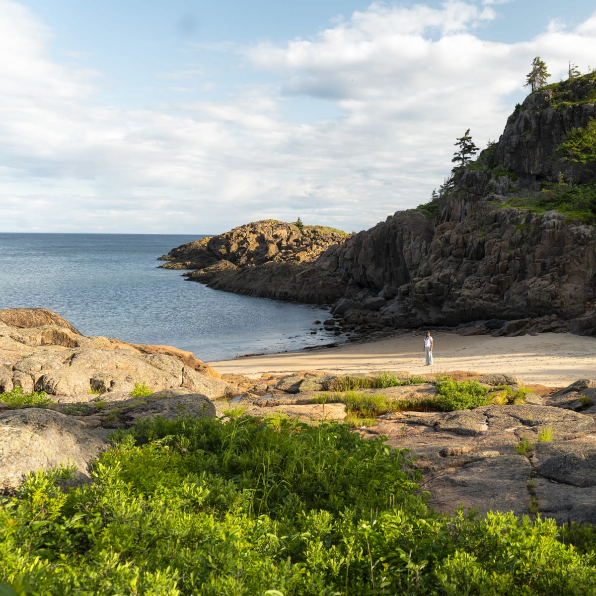 Femme sur le bord de mer dans une baie.