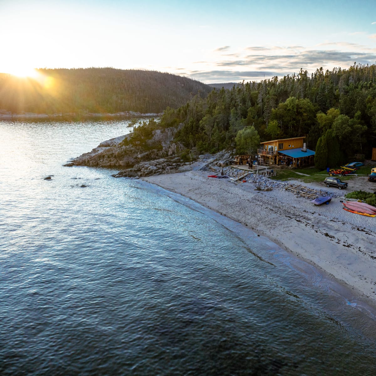 Vue aérienne de plage et coucher de soleil.
