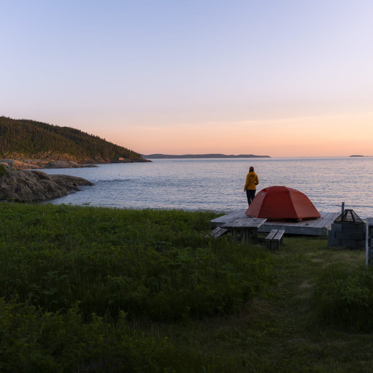 Camping sur le bord du fleuve en soirée.
