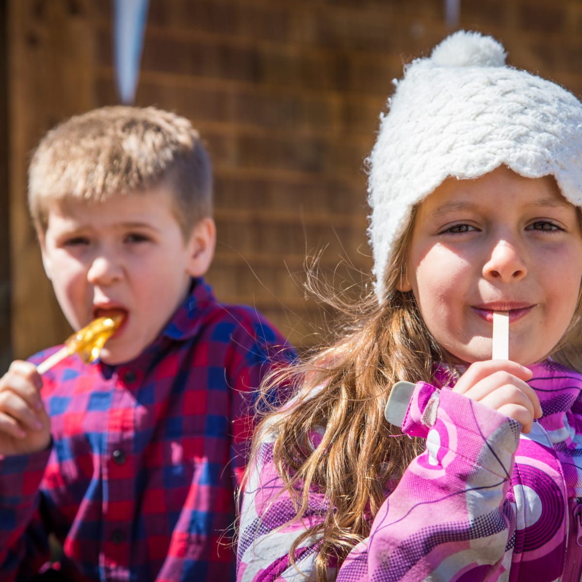 Tourisme Drummondville children eating maple taffy