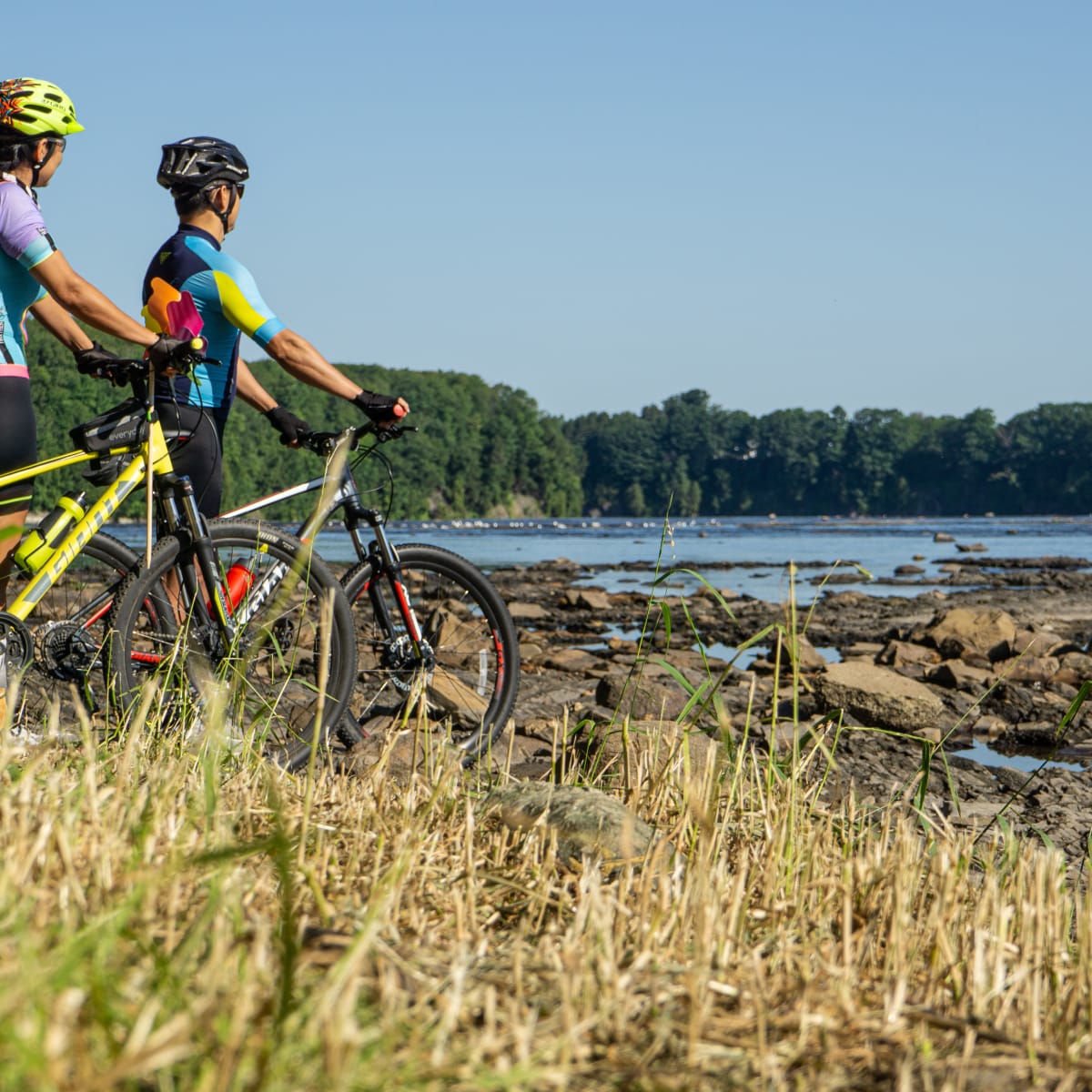 Tourisme Drummondville two men taking a break with their bikes by the water