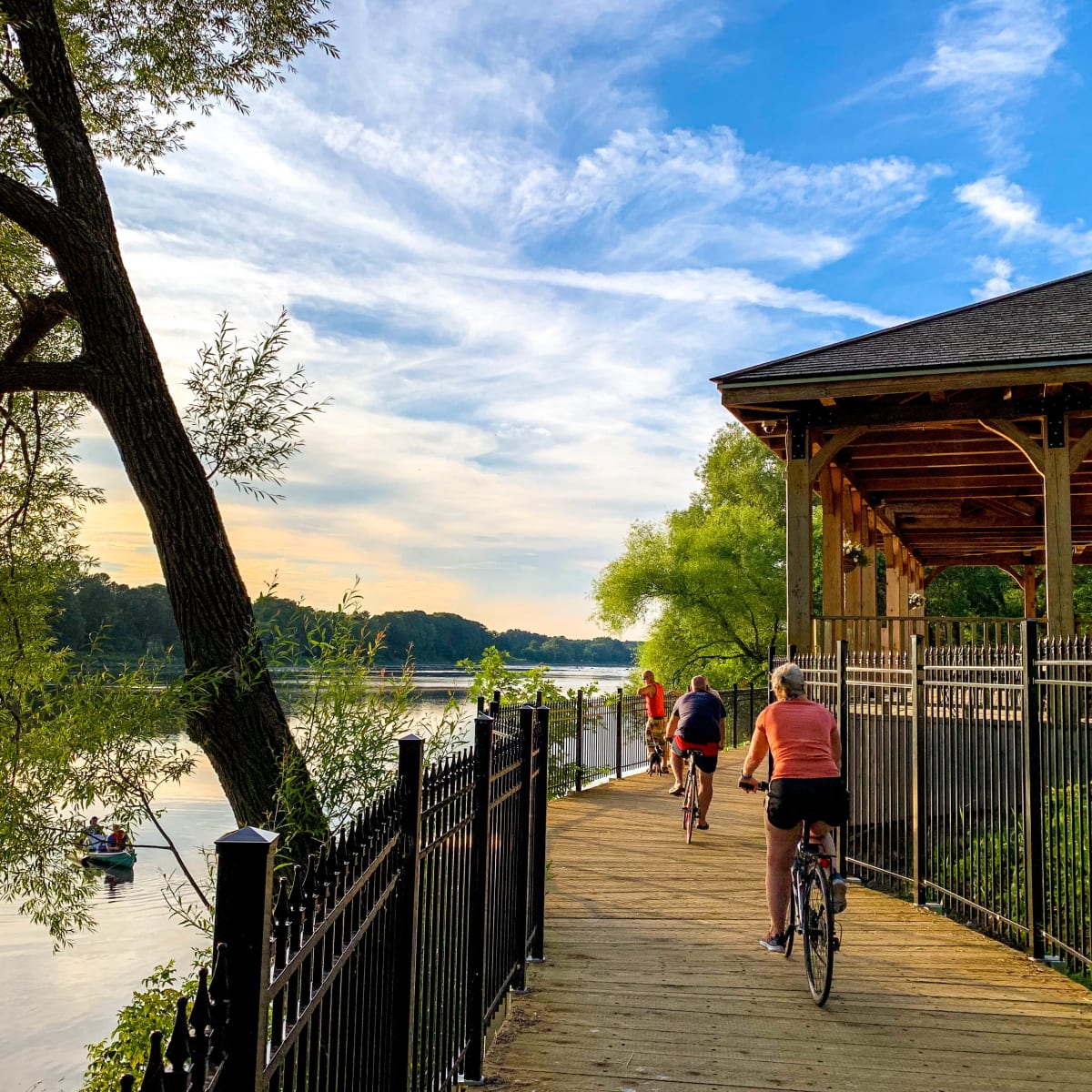 Tourisme Drummondville People biking along the water