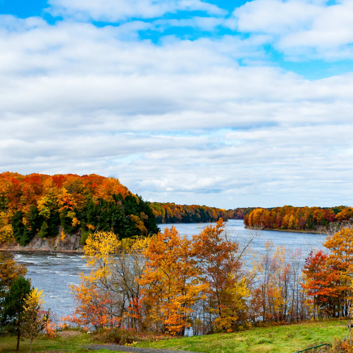Tourisme Drummondville autumn lake view
