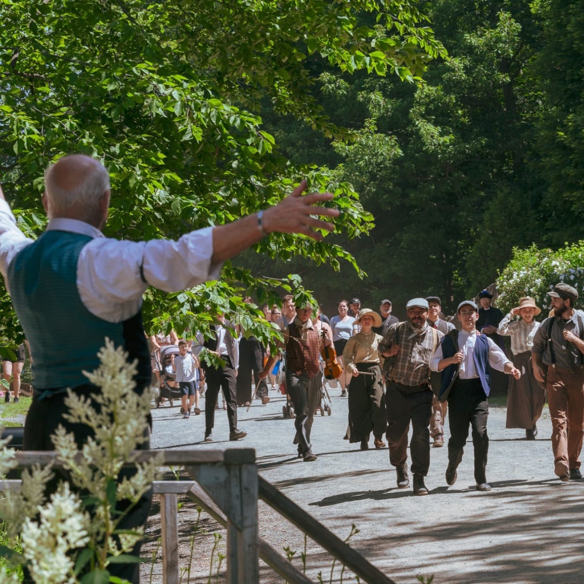 Tourisme Drummondville barber greeting workers dressed in 19th-century attire