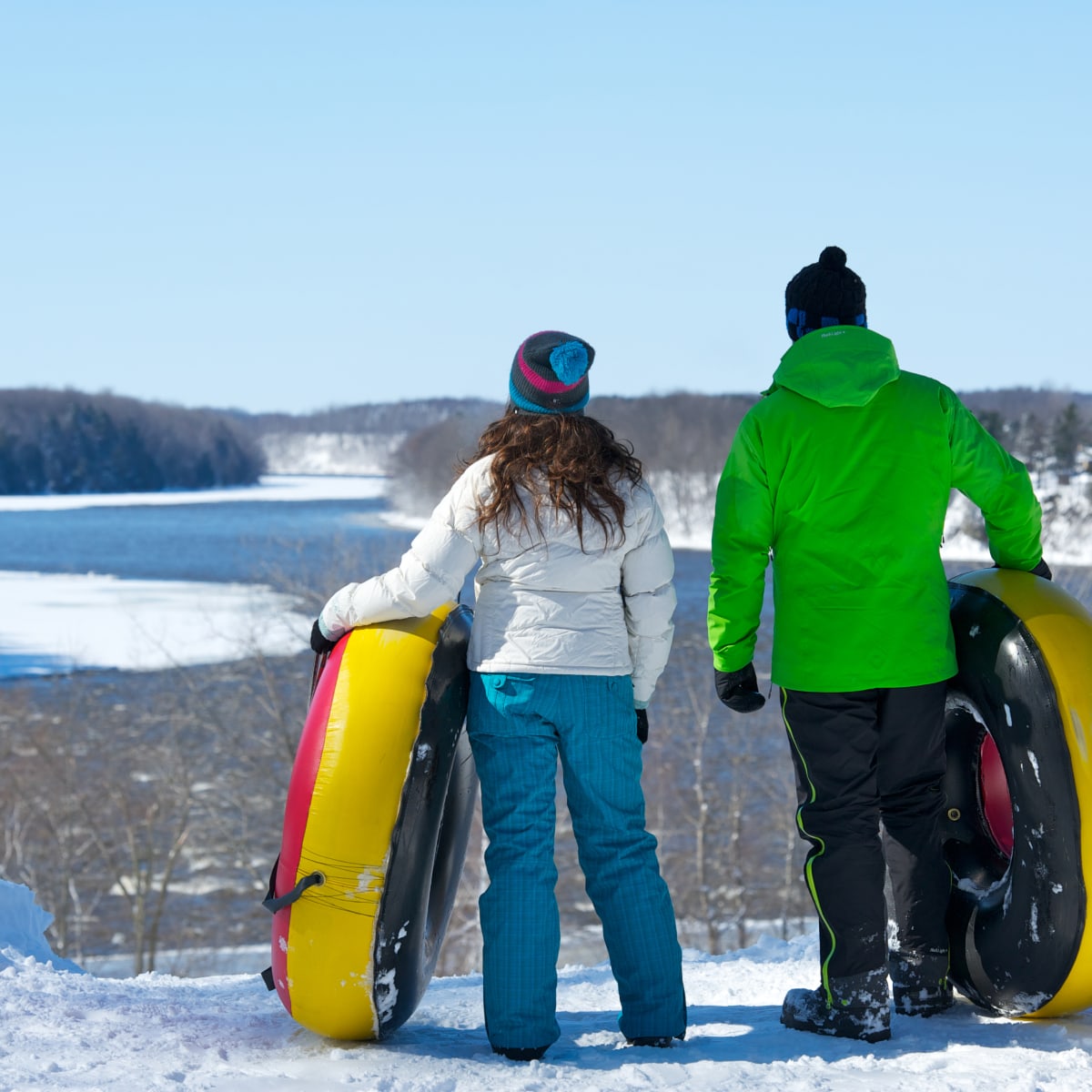 Tourisme Drummondville couple enjoying snow tubing