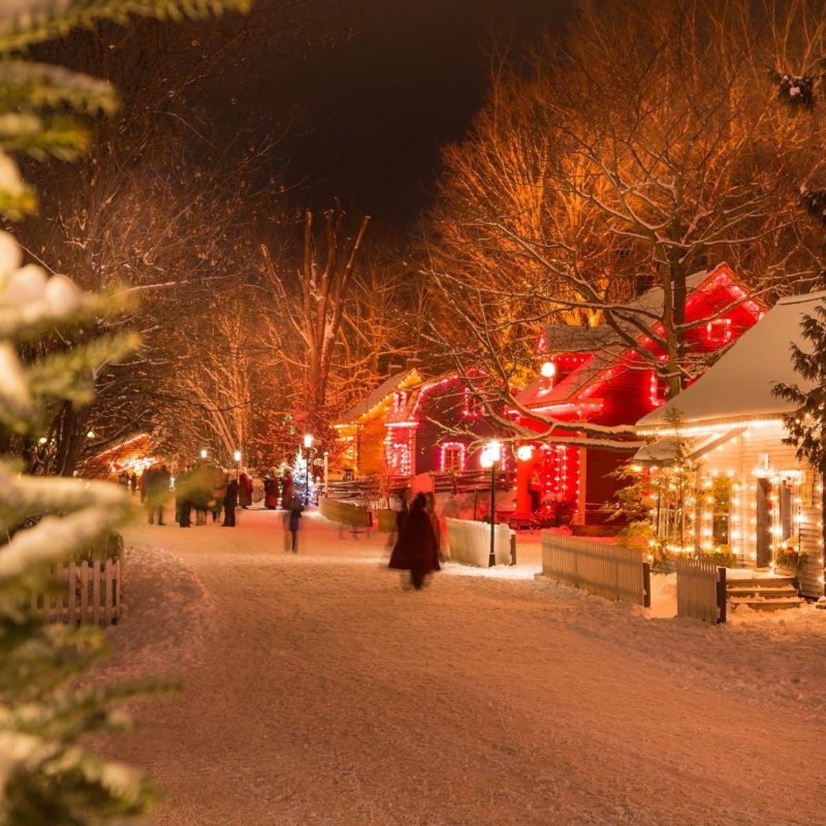 Tourisme Drummondville Christmas village lit up