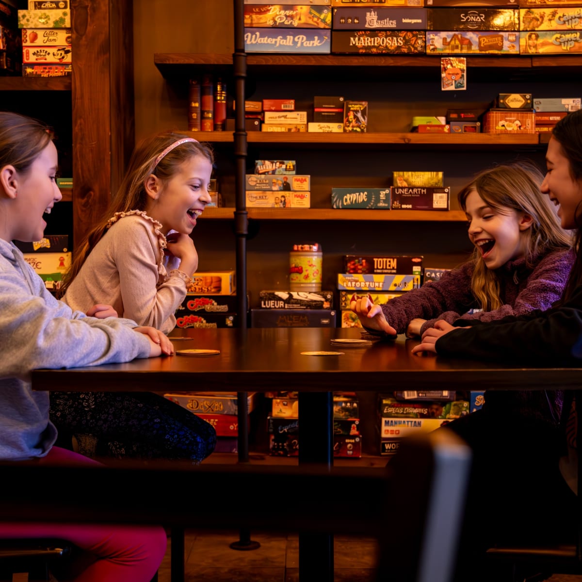 Tourisme Drummondville teen girls playing board games at the restaurant