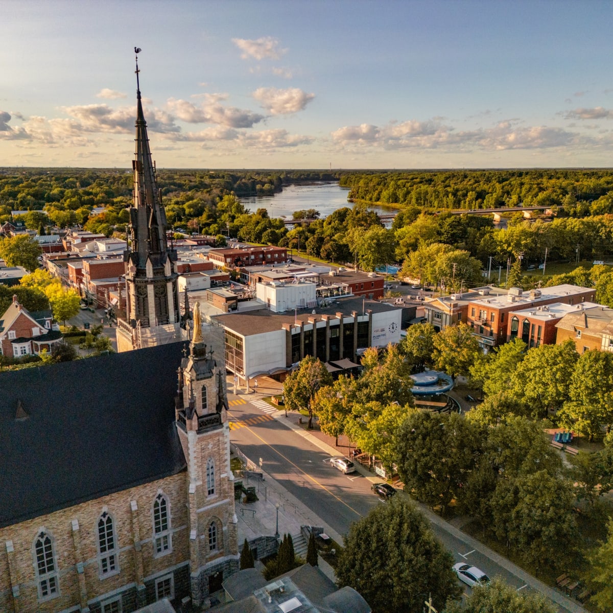Église et centre-ville de Drummondville vue du ciel.