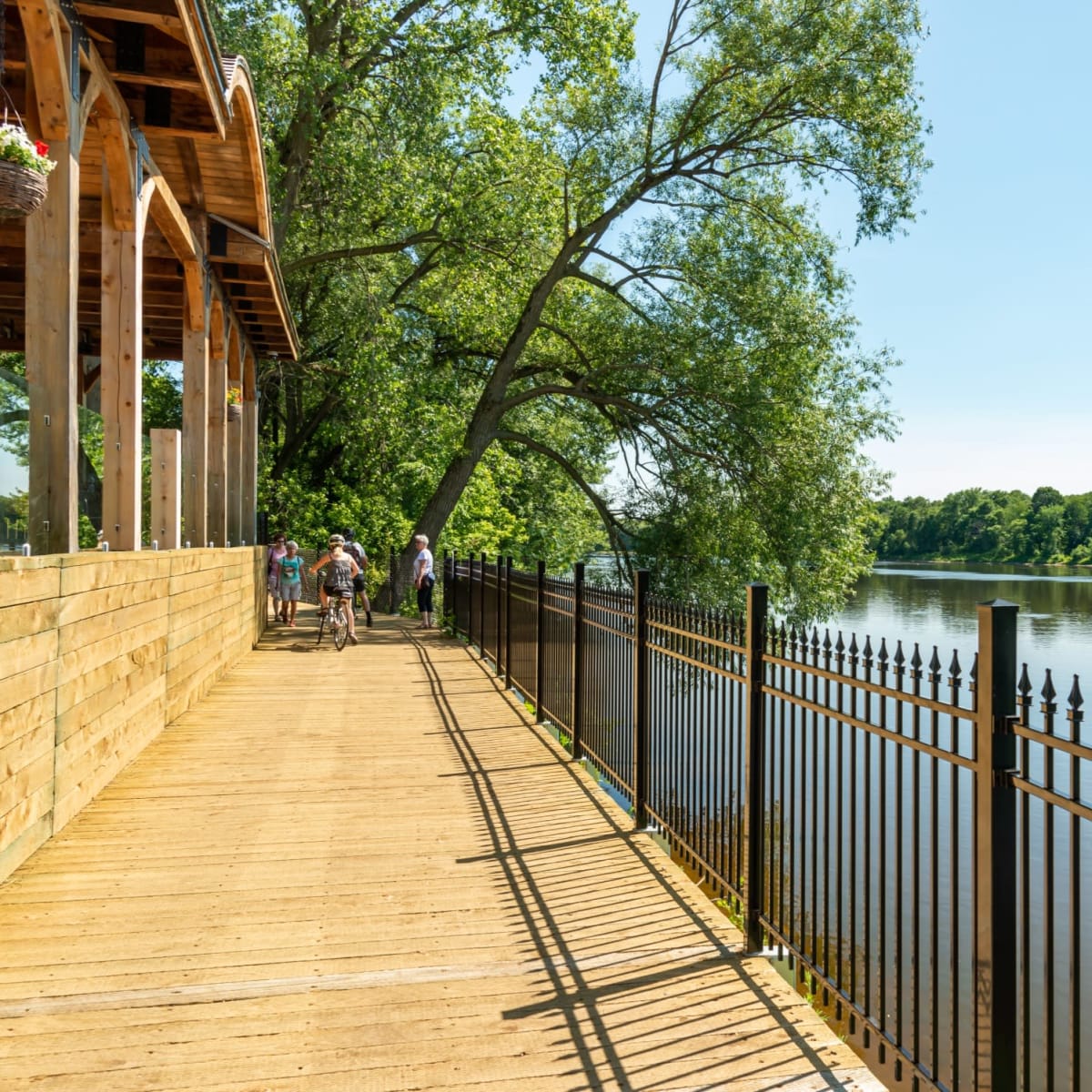 Promenade Rivia en été.