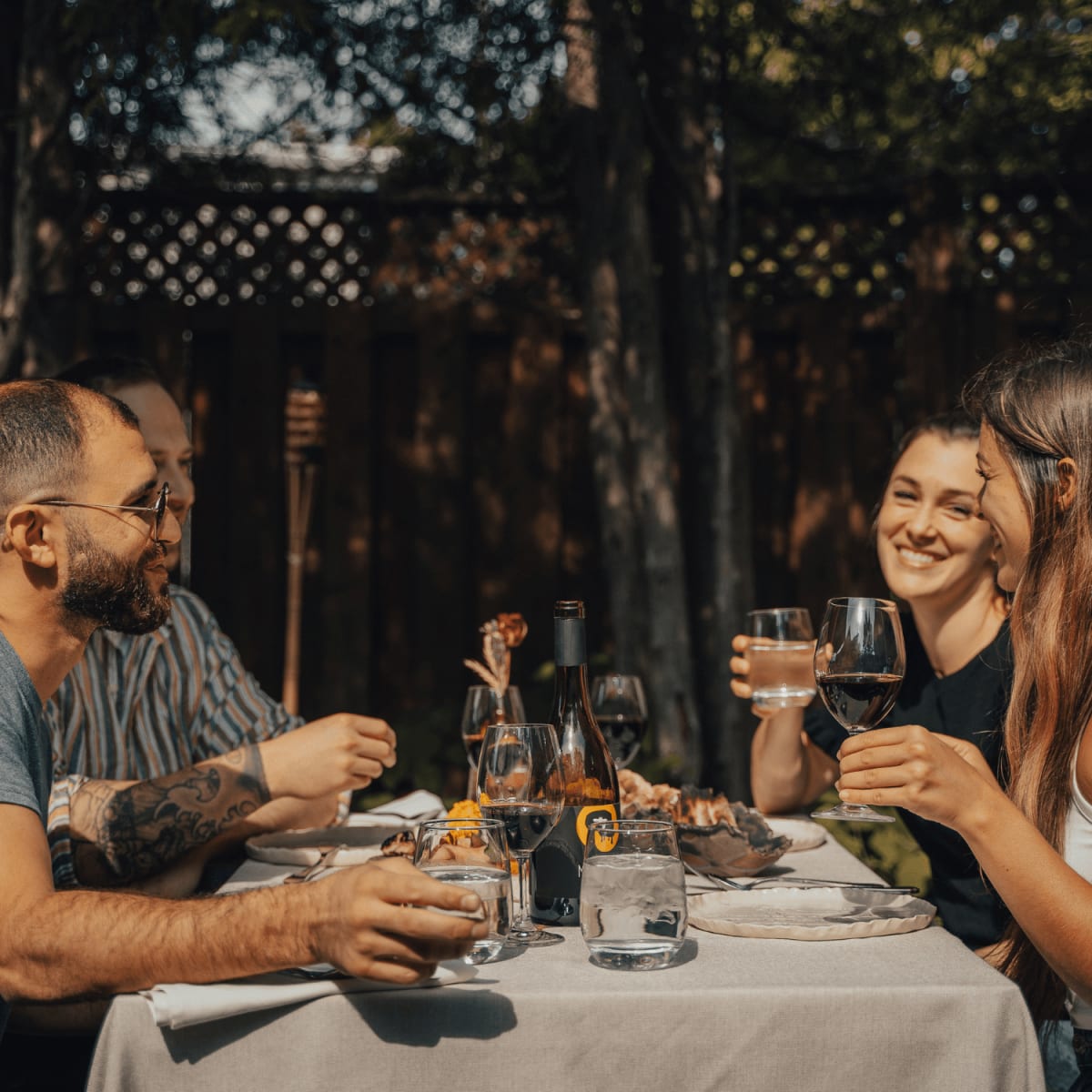 Amis en terrasse au restaurant.