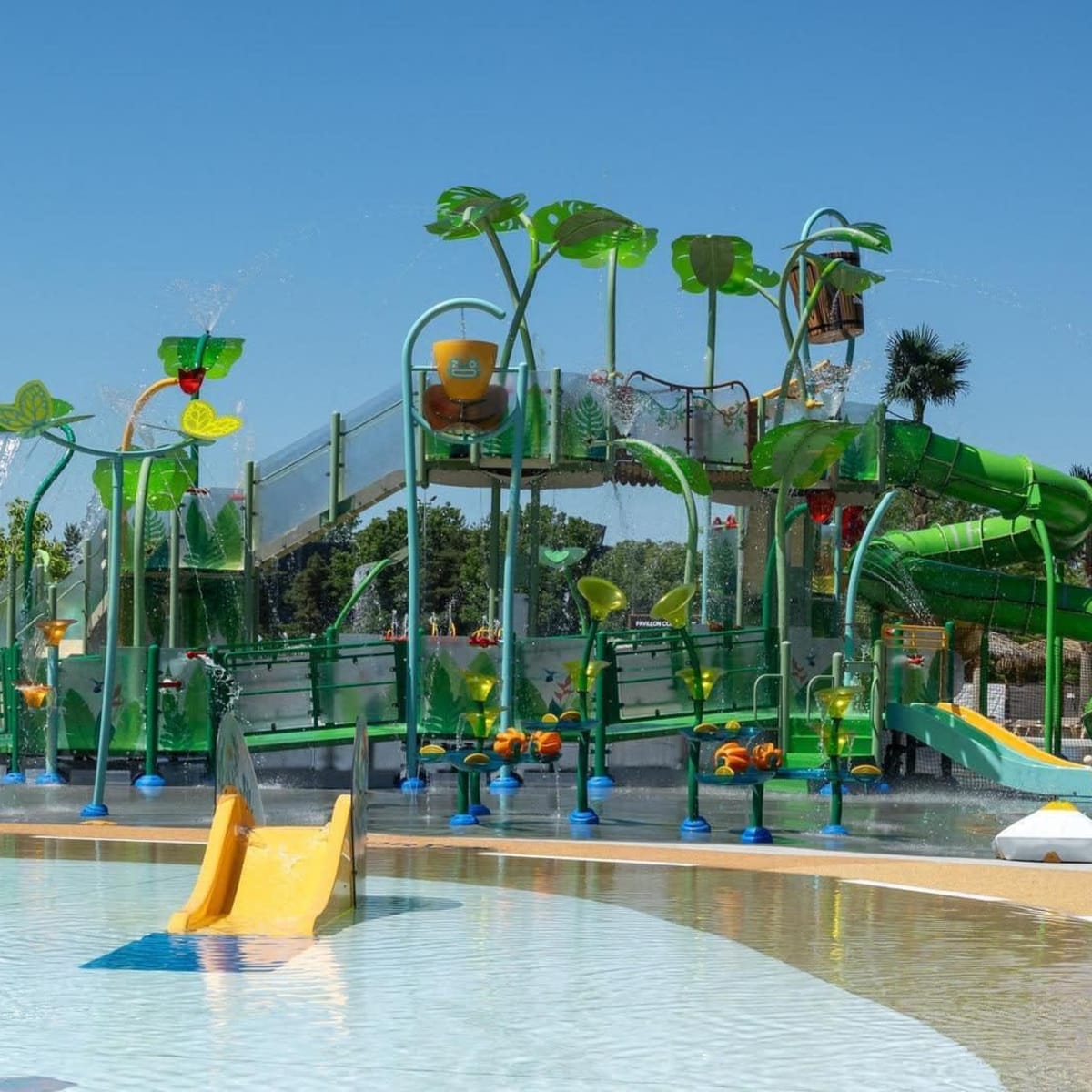Slides and water games in the Booshiké zone.