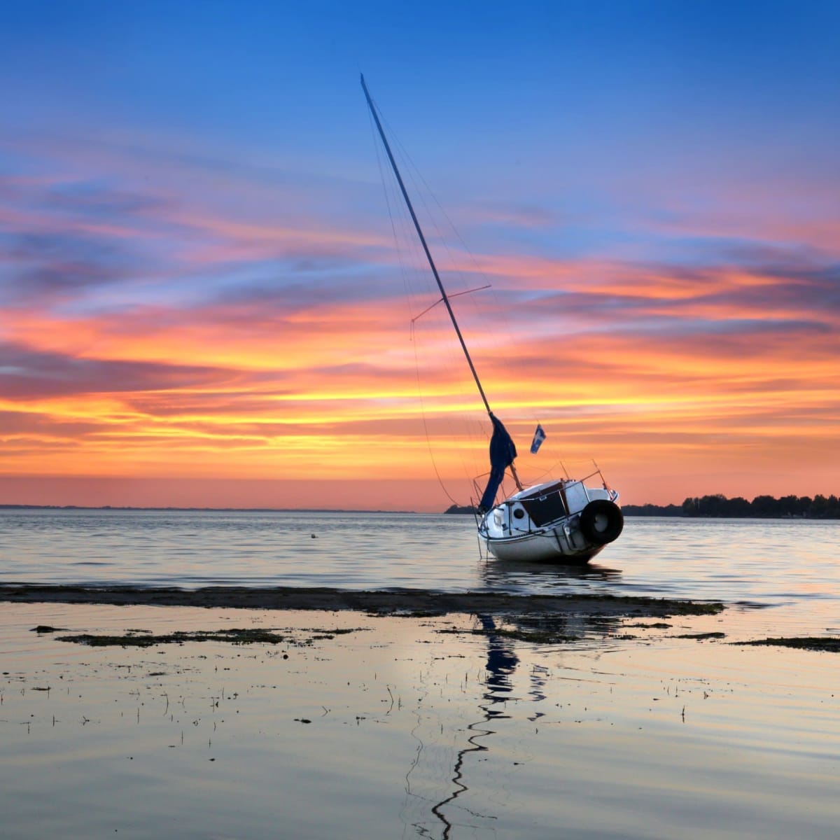 Voilier et coucher de soleil.