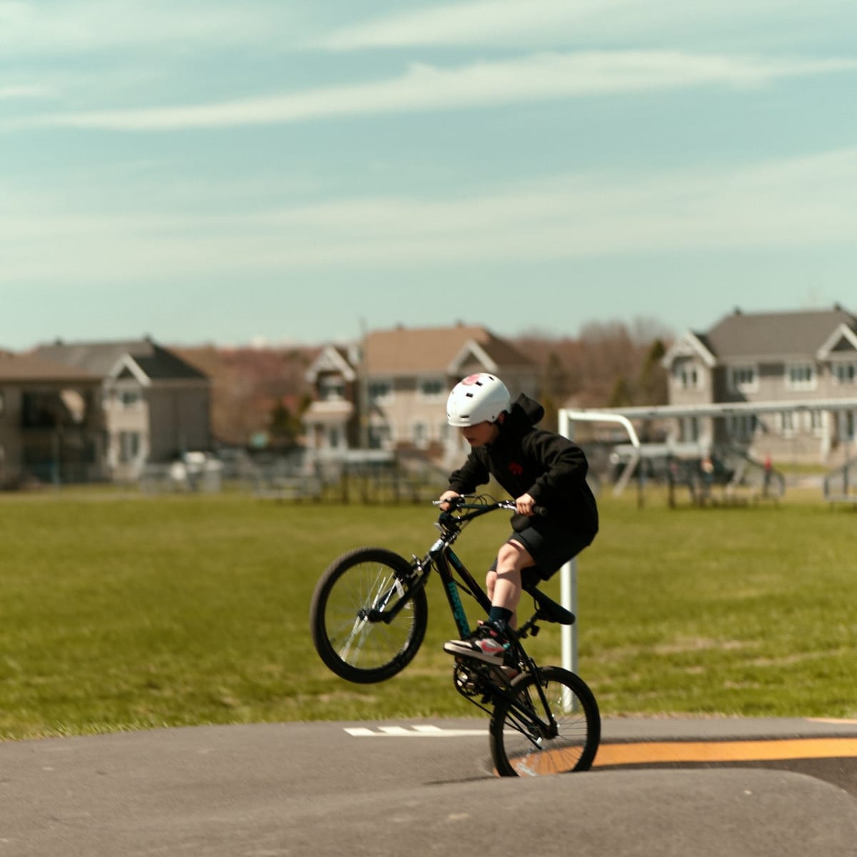 Enfant à vélo dans un parc. 