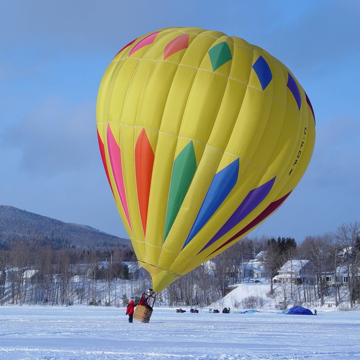 Levée d'une montgolfière d'un lac gelé.