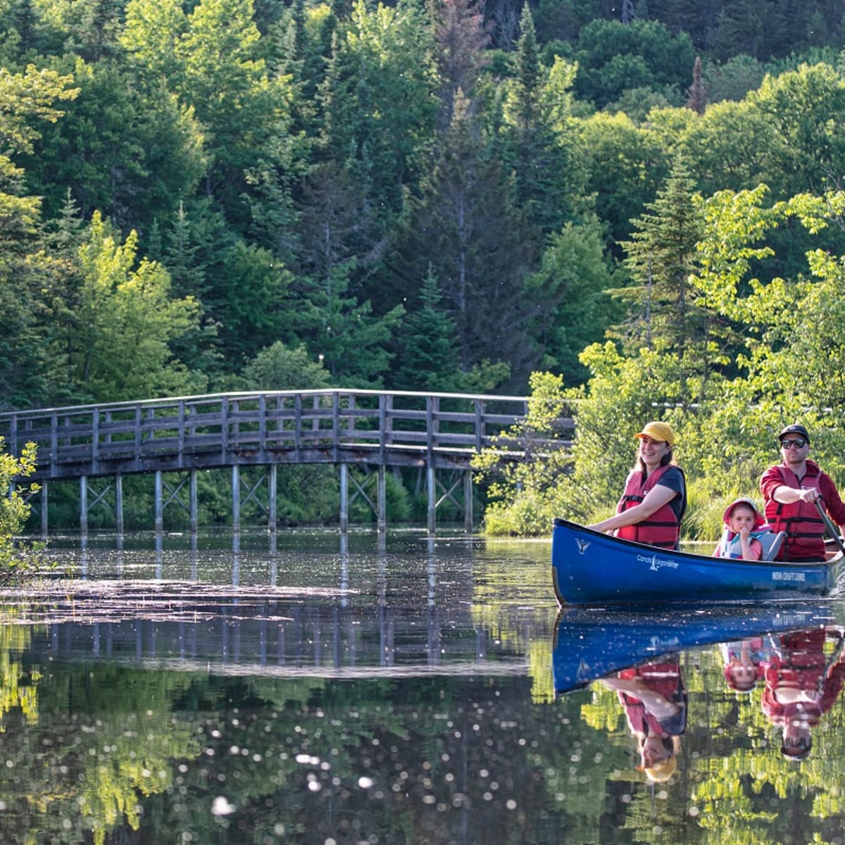 Famille en canot au Marais du Nord.