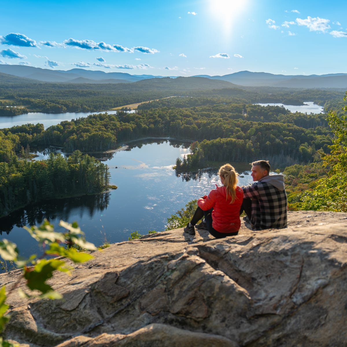 Deux personnes au sommet d'une montagne à Saint-Donat.