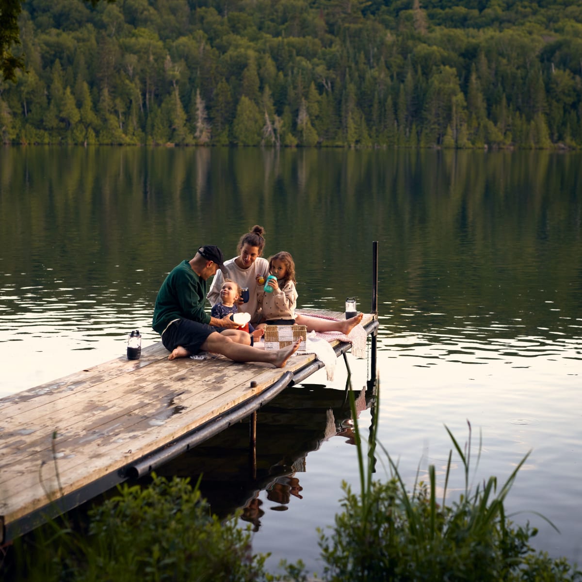 Famille sur un quai au lac.