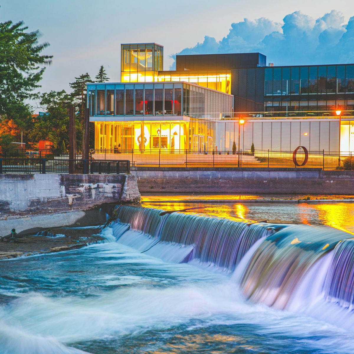 Musée d'art de Joliette vue de la rivière en soirée.