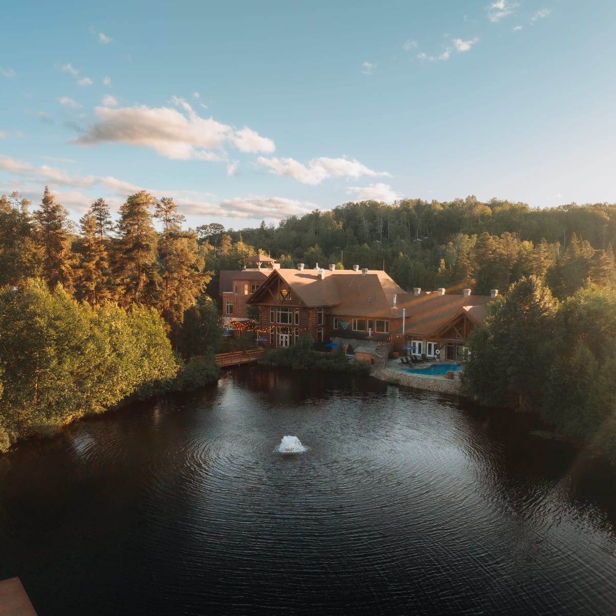 Vue aérienne de l'Auberge du Lac Taureau et son lac.