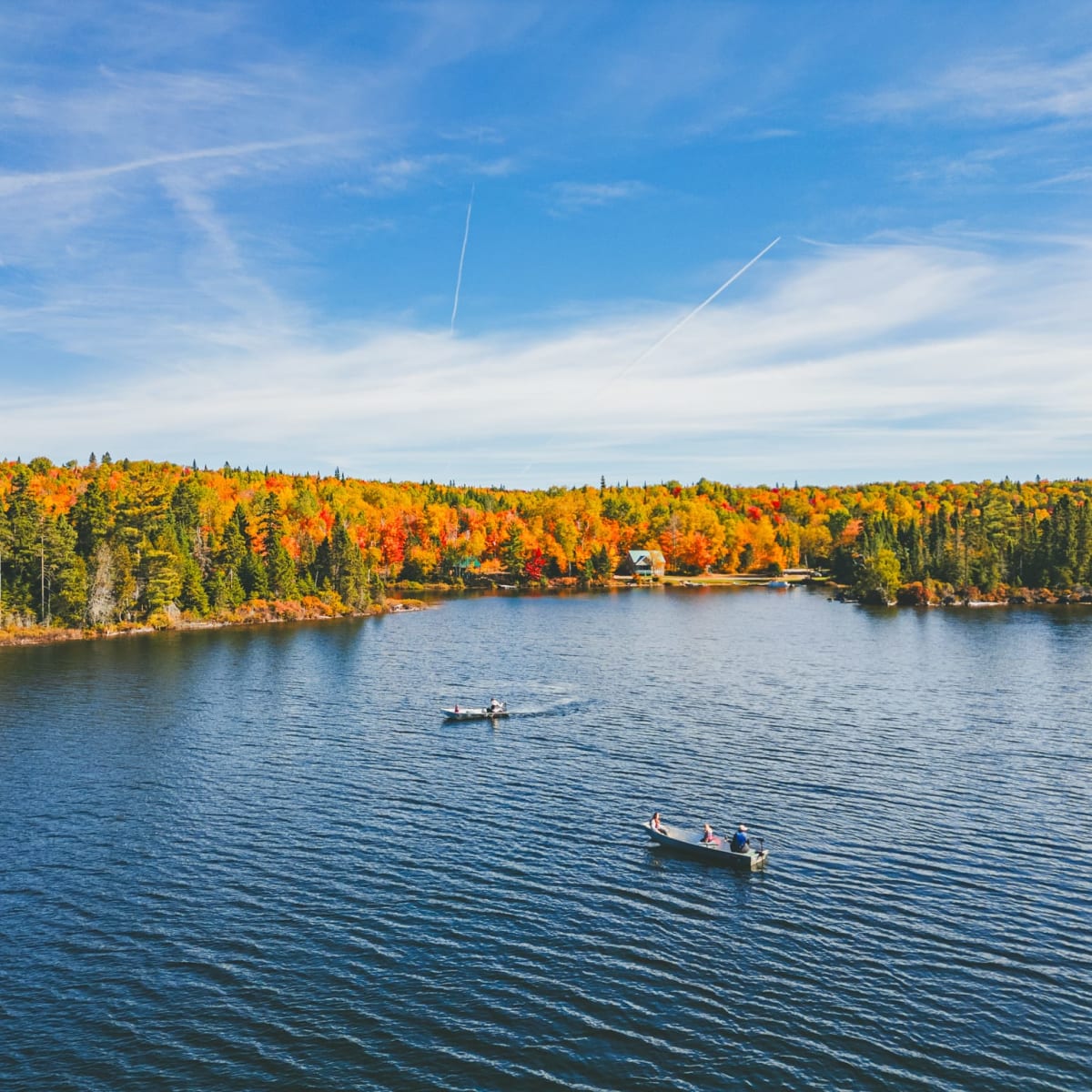 Pêche sur le lac à l'automne.