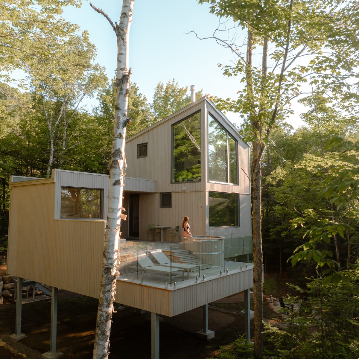 La Cime est une entreprise d’hébergement expérientielle haut de gamme qui allie architecture innovante, expérience thermale privée et services exclusifs dans un environnement minimal et réfléchi