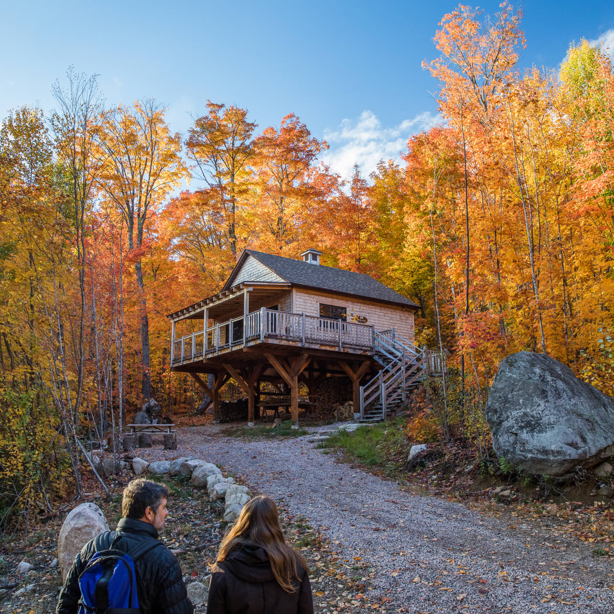 Chalet au Parc régional Montagne du Diable en automne.